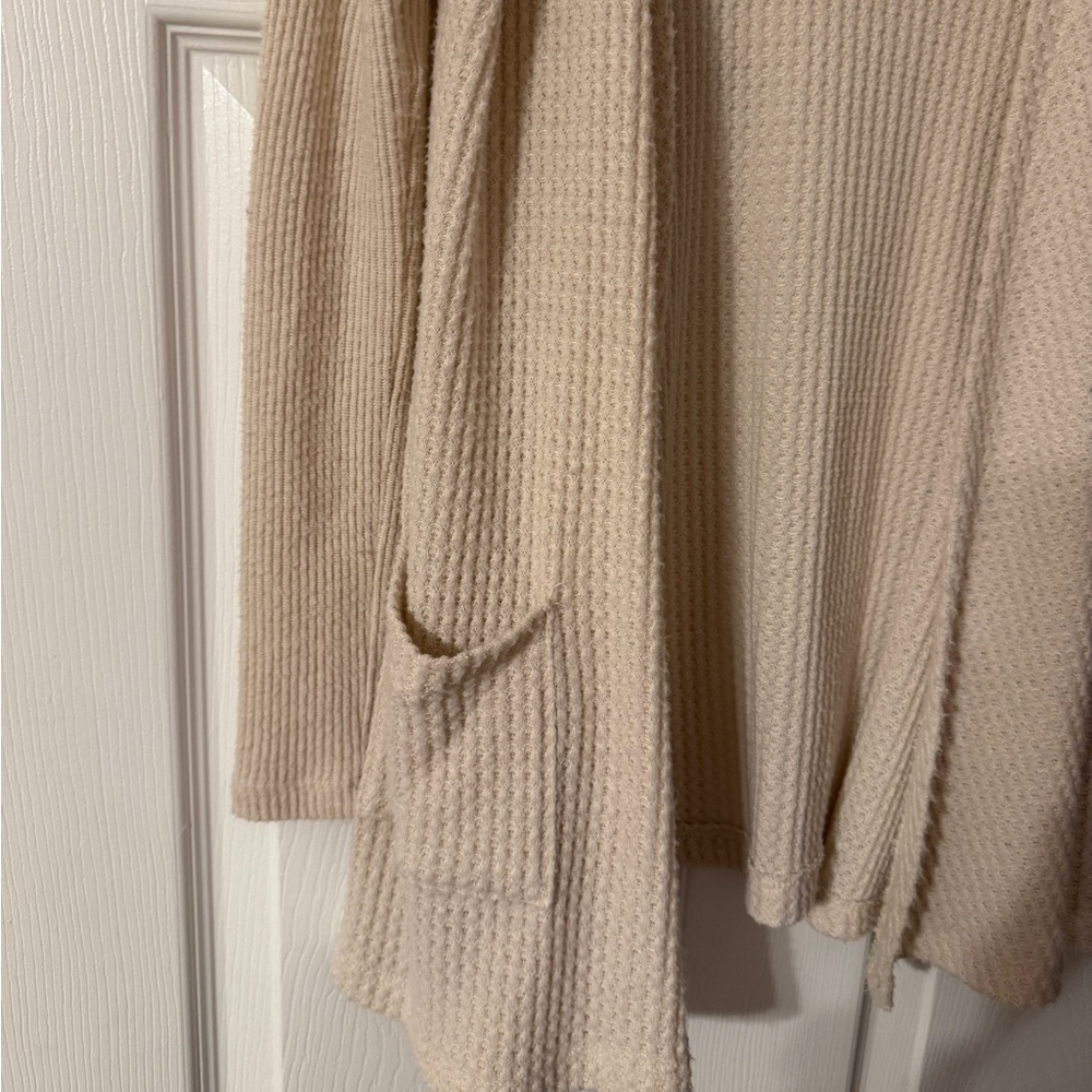 American Eagle Cream Cardigan - Picture 2 of 5